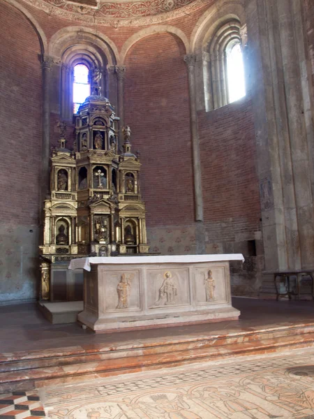 Pavia, mramorový oltář San Michele Maggiore nabízí. — Stock fotografie