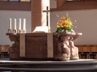 Doğal ışıkla aydınlatılmış sunak