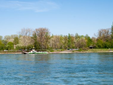 Araç ve insan taşımak için feribot