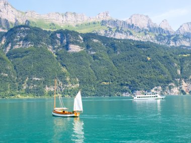 onların yolu geçiş tekneler