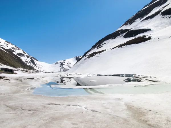 Oberalp 通过，人工湖冰 — 图库照片