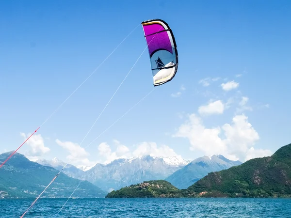 Kitesurf acción en el lago — Foto de Stock