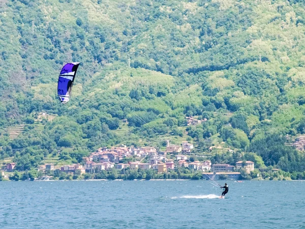 호수에서 Kitesurfing 액션 — 스톡 사진