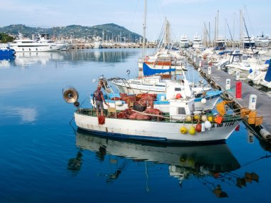 Balıkçı sistem ağları küçük teknede