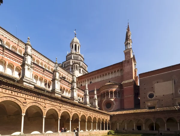 Claustro com vista para as cúpulas e aranhas da igreja — Fotografia de Stock