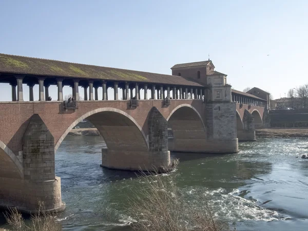 Pavia, krytý most přes řeku Ticino — Stock fotografie
