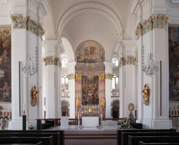 Německo, Heidelberg jezuitský kostel, oltář osvětlena denním světlem — Stock fotografie