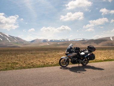 Monti Sibillini büyük planı üzerinde park Motocicle