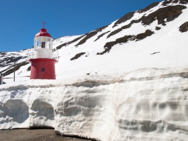 Kar tarafından çevrili deniz feneri Oberalppass  .