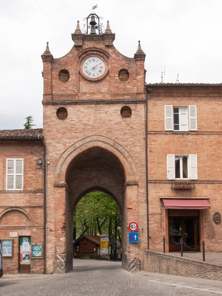 Sarnano Town square with passage — Stock Photo, Image