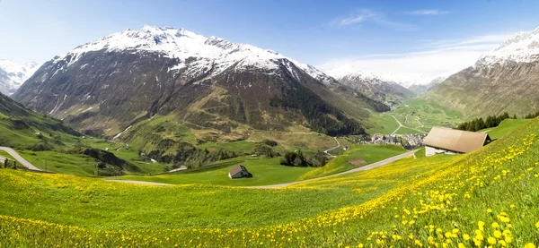 Andermatt, ängar och berg — Stockfoto