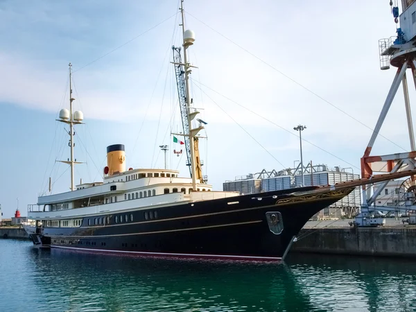 Yachten im ligurischen Hafen festgemacht — Stockfoto