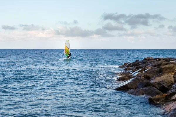 Windsurfing w świetle wieczoru — Zdjęcie stockowe