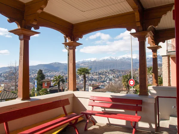 Bänke warten an der Station der Luganer Standseilbahn — Stockfoto