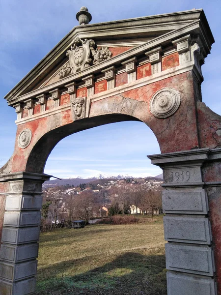 スイスのルガーノ ヴィアーノ公園への古代の入り口 — ストック写真