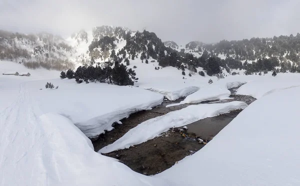 カサッチア スイス 冬の風景 レッチョ運河とコロンベ峠 — ストック写真