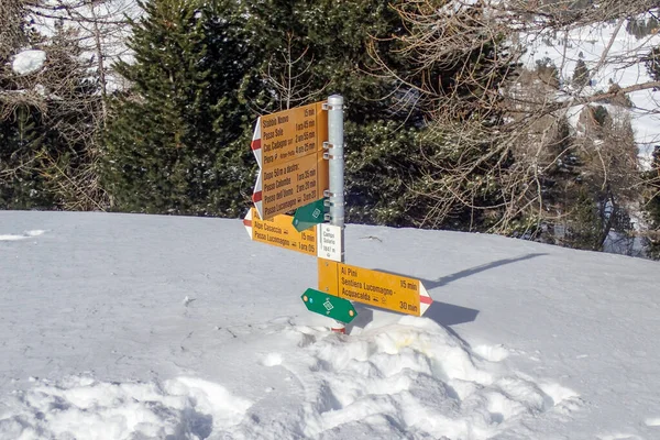 カサッチア スイス レッチョ運河 コロンベ峠の表示標識 — ストック写真