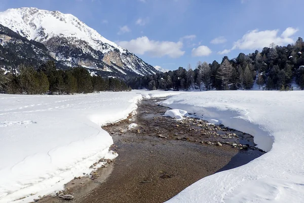 カサッチア スイス 冬の風景 レッチョ運河とコロンベ峠 — ストック写真