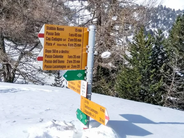 Casaccia Szwajcaria Znaki Wskazujące Ścieżki Kanały Lareccio Przełęcz Colombe — Zdjęcie stockowe