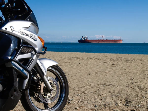 Ligúria Itália Fevereiro 2018 Motocicleta Estacionada Longo Praia Costeira — Fotografia de Stock