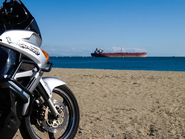 Ligúria Itália Fevereiro 2018 Motocicleta Estacionada Longo Praia Costeira — Fotografia de Stock