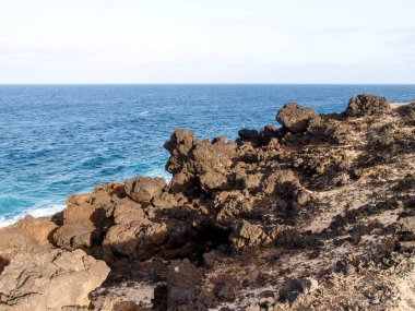 Lanzarote, İspanya: Charco de Palo bölgesindeki kayalık kıyı