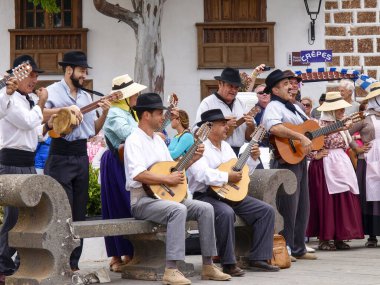 Lanzarote, İspanya - 4 Haziran 2017: müzik ve danslı tipik Kanarya oyuncuları