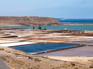 Lanzarote, İspanya: Ada kıyıları boyunca açık havada kurutucu tuzlar.