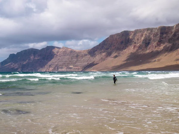 Lanzarote Spanje Surfer Famara Strand Het Noorden Van Het Eiland — Stockfoto