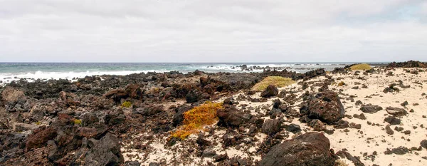 Lanzarote Španělsko Caleta Del Mojn Blanco Bílý Písek Lávové Skály — Stock fotografie