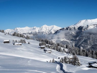 Schamserberg, İsviçre: Schamserberg ve Piz Beverin doğa parkının kış manzarası.