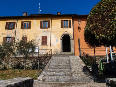 Ossuccio, İtalya: Lakefront ve ünlü kasabanın tarihi binaları.