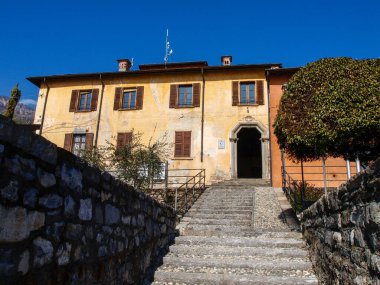 Ossuccio, İtalya: Lakefront ve ünlü kasabanın tarihi binaları.