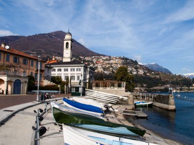Cernobbio, İtalya - 4 Mart 2018 Lakefront ve ünlü şehrin tarihi binaları.