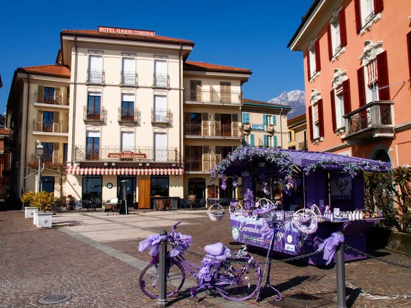 Menaggio Itália Março 2018 Bicicleta Roxa Perto Loja Produtos Lavanda — Fotografia de Stock