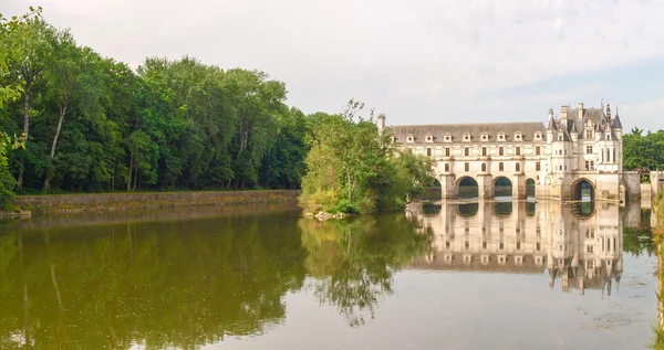 Veduta del castello e dei giardini — Foto Stock