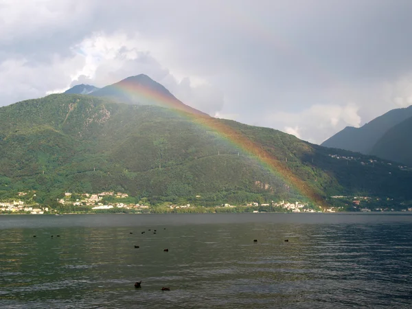 Paysage avec arc-en-ciel dans la lumière du soir . — Photo