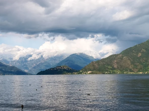 Storm och regnbåge på sjön — Stockfoto