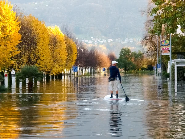 Bilinmeyen insanlar su dolu yolda sörf — Stok fotoğraf