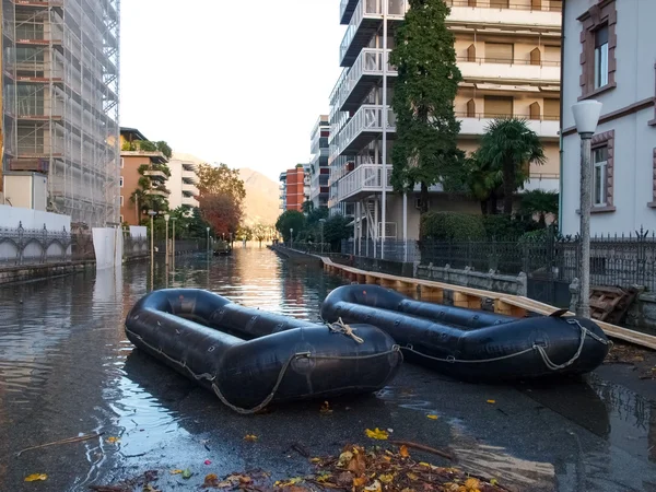 Sivil savunma araçları sel etkilenen yollarda — Stok fotoğraf