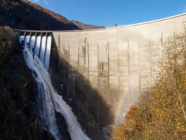 Baraj Contra Verzasca, muhteşem şelaleler