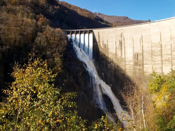 Dam z Contra Verzasca, spektakularne wodospady — Zdjęcie stockowe