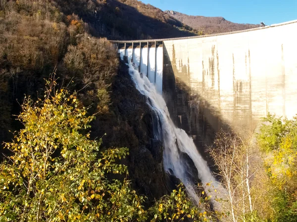 Dam of Contra Verzasca, spectacular waterfalls — Stock Photo, Image