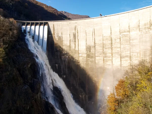 Dam z Contra Verzasca, spektakularne wodospady — Zdjęcie stockowe