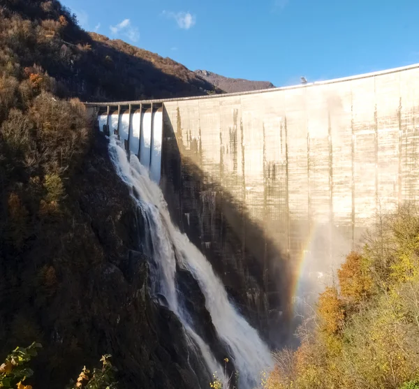 Dam of Contra Verzasca, spectacular waterfalls — Stock Photo, Image