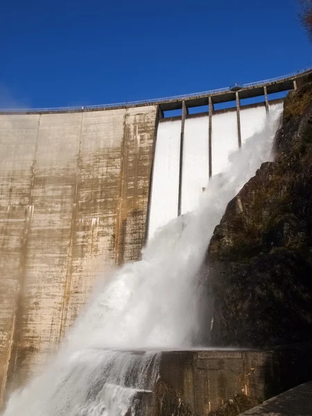 Presa de Contra Verzasca, espectaculares cascadas — Foto de Stock