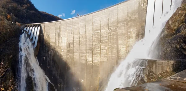 Diga del Contra Verzasca, spettacolari cascate — Foto Stock