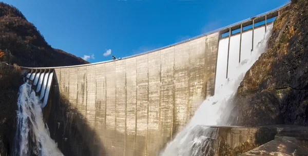 Dam of Contra Verzasca, spectacular waterfalls — Stock Photo, Image