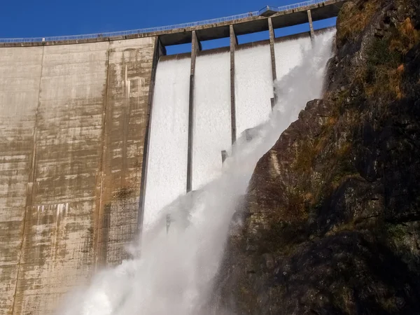 Damm von contra verzasca, spektakuläre Wasserfälle — Stockfoto