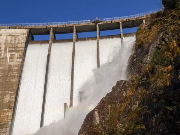 Damm von contra verzasca, spektakuläre Wasserfälle — Stockfoto